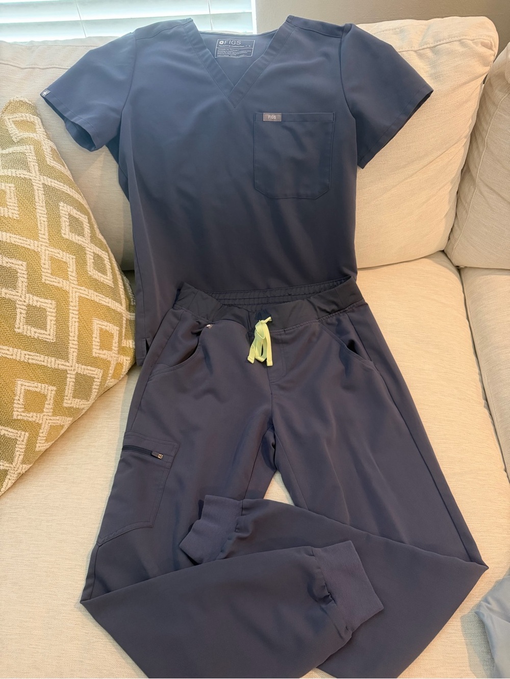 FIGS Women’s Seal G V-Neck Scrub Top & Jogger Pants Set